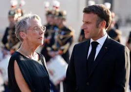 La primera ministra Élisabeth Borne y el presidente francés, Emmanuel Macron.
