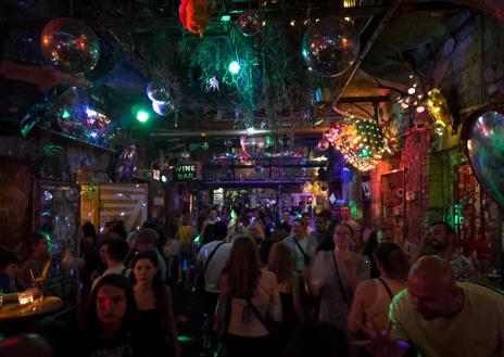 Imagen secundaria 1 - Parlamento iluminado desde el paseo en barco por el Danubio y, abajo, el Szimpla Kert, el pub en ruinas por excelencia en Budapest.