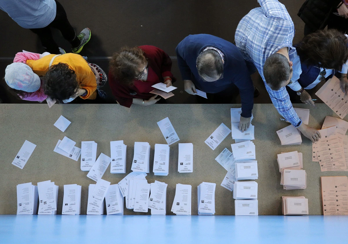 Un grupo de personas votan en el pabellón del Milladoiro, a las afueras de Santiago, en 2019