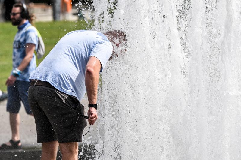 Un hombre se refresca en una fuente pública en el centro de Berlín, donde se registraron temperaturas de 30 grados..