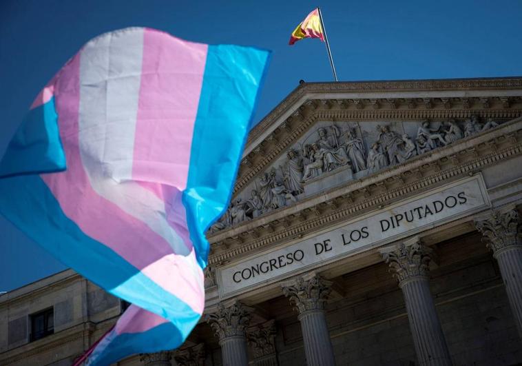 Las familias de personas trans critican «las deshumanizantes» declaraciones de Rajoy