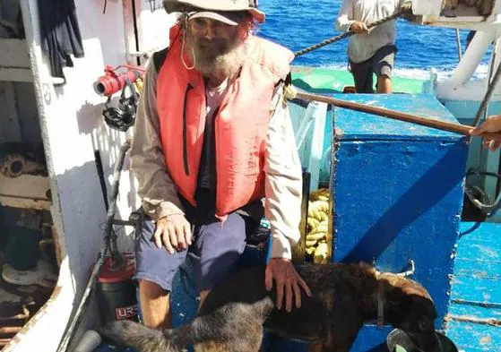 Tim Shaddock cuando fue rescatado por el barco atunero mexicano