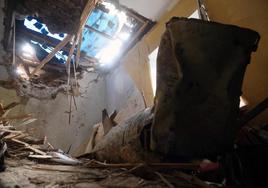 Un misil ha acabado dentro de una casa en Odesa.