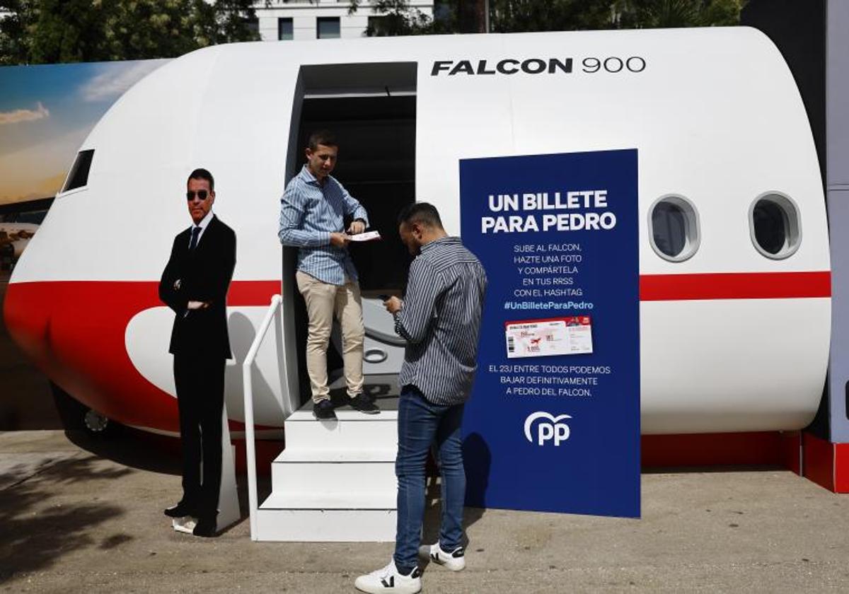 El PP ha colocado una maqueta del Falcon en la plaza de Colón como parte de su campaña.