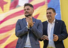 Gabriel Rufián y Arnaldo Otegi durante un mitin en Barcelona