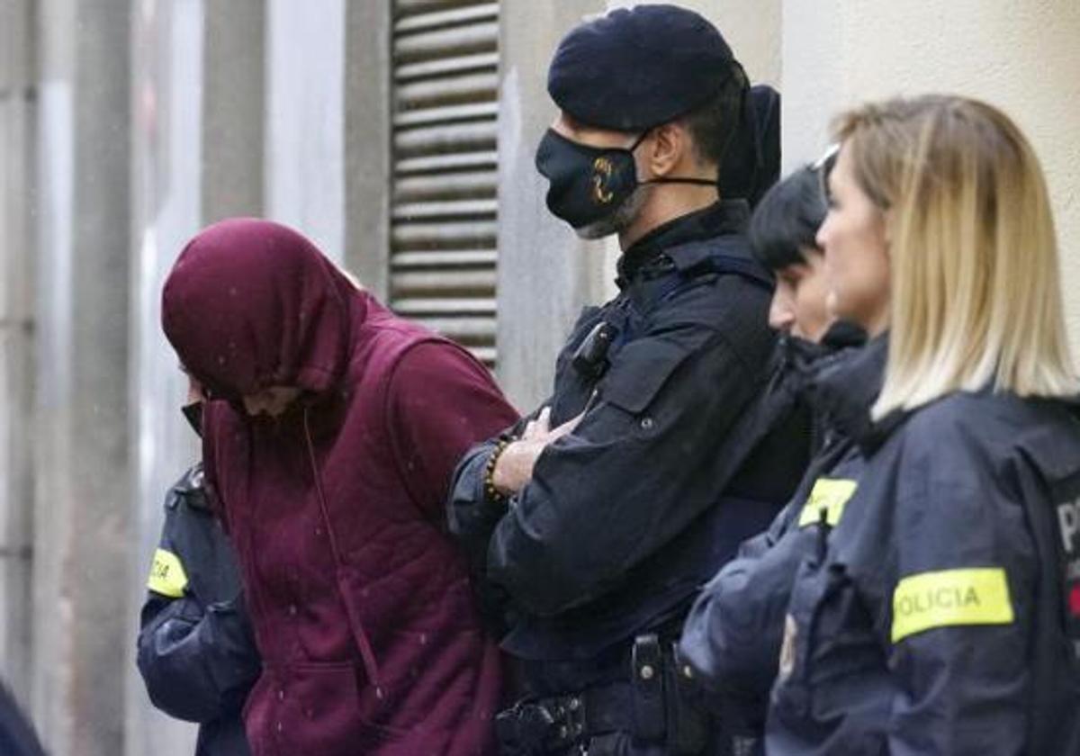 Los Mossos d'Esquadra custodian al autor de la brutal agresión sexual que sufrió una menor en Igualada.