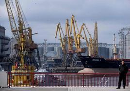 Un buque mercante cargado de grano permanece a la espera en el puerto de Odessa tras abandonar Rusia el acuerdo para la exportación de cereales.