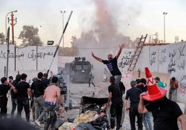 La Policía antidisturbios iraquí intenta dispersar a manifestantes que atacaron la embajada sueca en Bagdad.