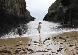 Natalia y David, dos turistas disfrutando d la playa de La Canal.