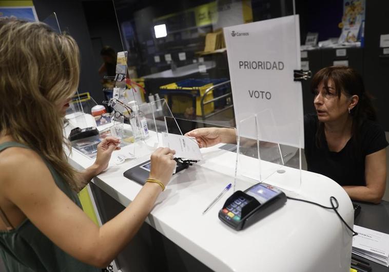 Una oficina de correos en Madrid donde se recibe el voto por correo.