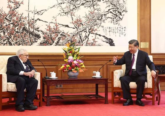 El presidente chino, Xi Jinping, y el exjefe de la diplomacia de Estados Unidos Henry Kissinger en Pekín