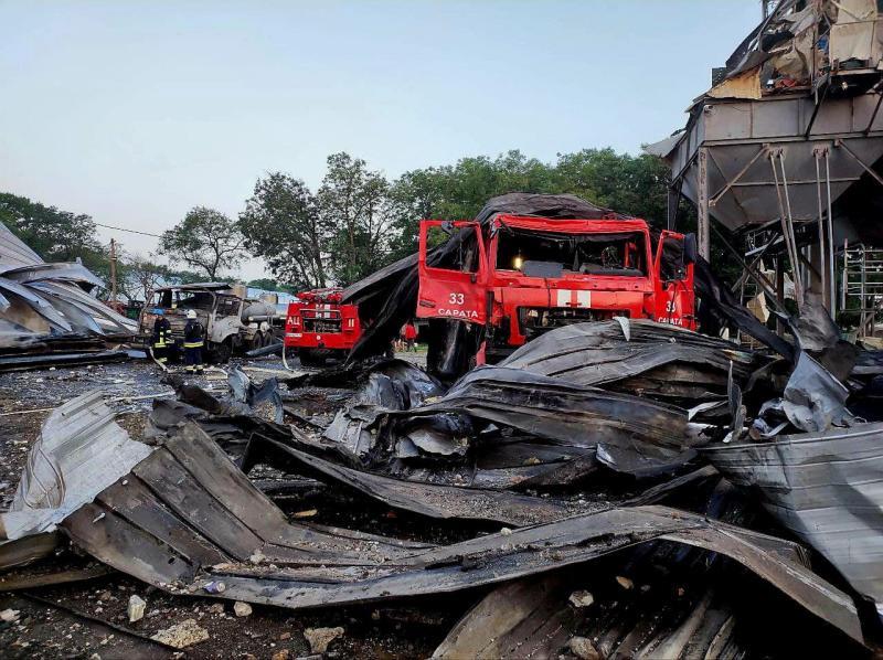 El silo destruido en Odessa, donde estacionaban además varias dotaciones de bomberos.