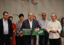 El presidente del PNV Andoni Ortuzar (c) junto al portavoz en el congreso y candidato de esta formación Aitor Esteban (i) y el lehendakari Iñigo Urkullu.