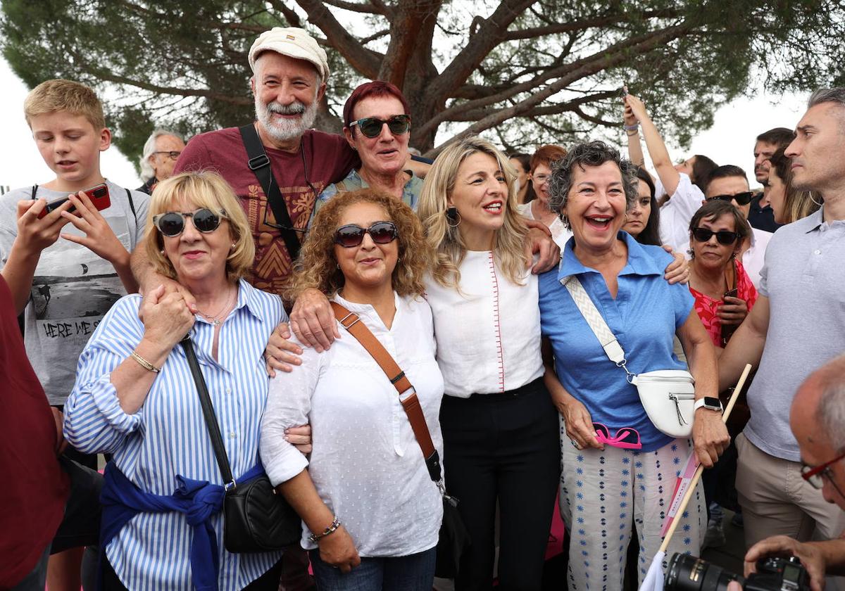 Yolanda Díaz se fotografía con un grupo de simpatizantes de Sumar.