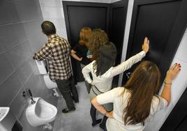 Mujeres esperando en el baño.