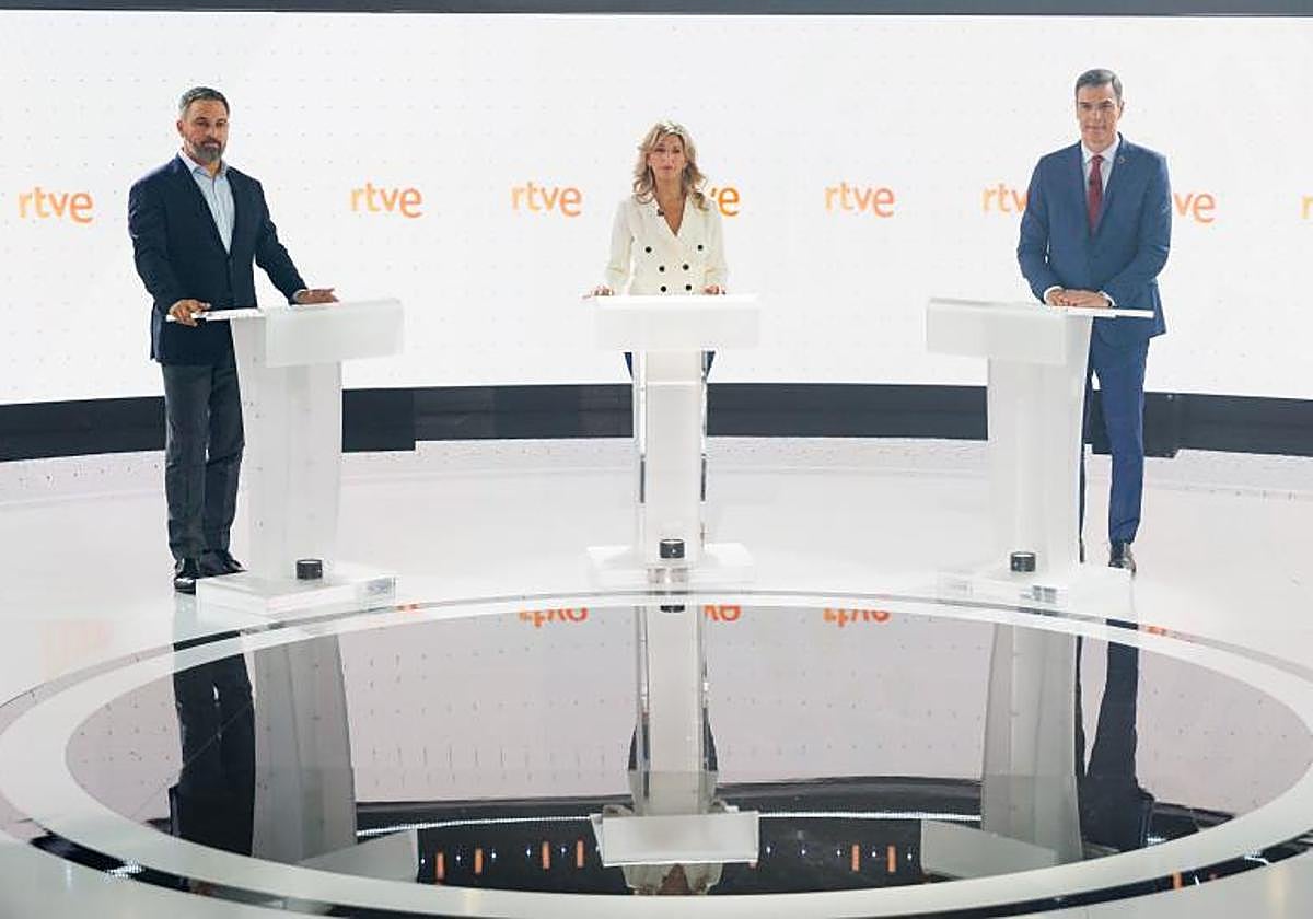 Santiago Abascal (Vox), Yolanda Díaz (Sumar), y Pedro Sánchez (PSOE), momentos antes del debate electoral organizado por RTVE.