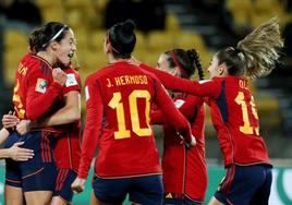 Las jugadoras de España celebran el gol de Aitana Bonmatí.