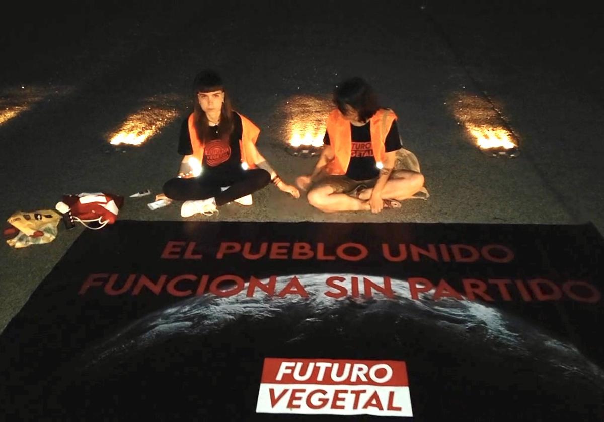 Las activistas, en una pista del aeropuerto de Barajas.