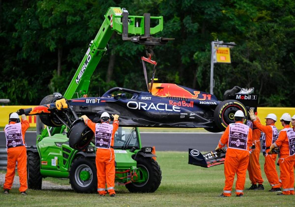 El Red Bull de Sergio Pérez, remolcado tras su accidente en Hungaroring.