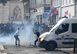 Manifestantes se enfrentan a la Policía antidisturbios durante una protesta celebrada el pasado 1 de julio en Marsella.