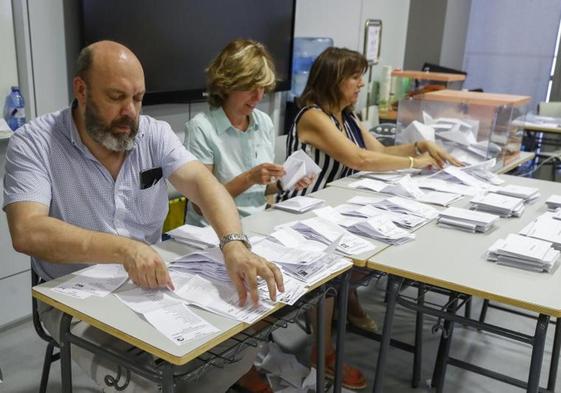 Integrantes de una mesa electoral durante el recuento de votos tras el cierre de las urnas.