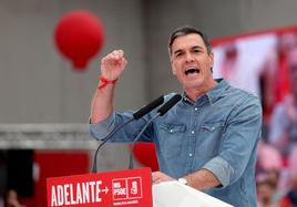 Sánchez anoche en el acto de cierre de su campaña en Getafe (Madrid).