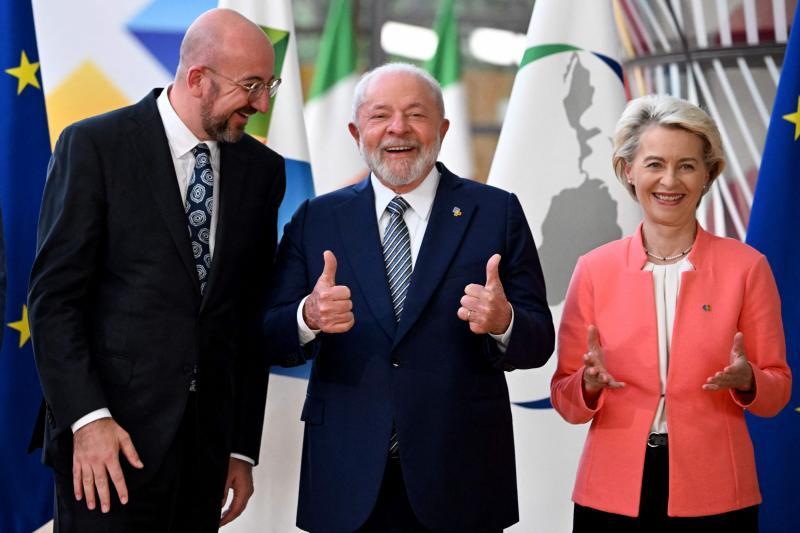 El presidente brasileño, Lula da Silva, hace un gesto victorioso entre los líderes de la UE Charles Michel y Ursula von der Leyen.