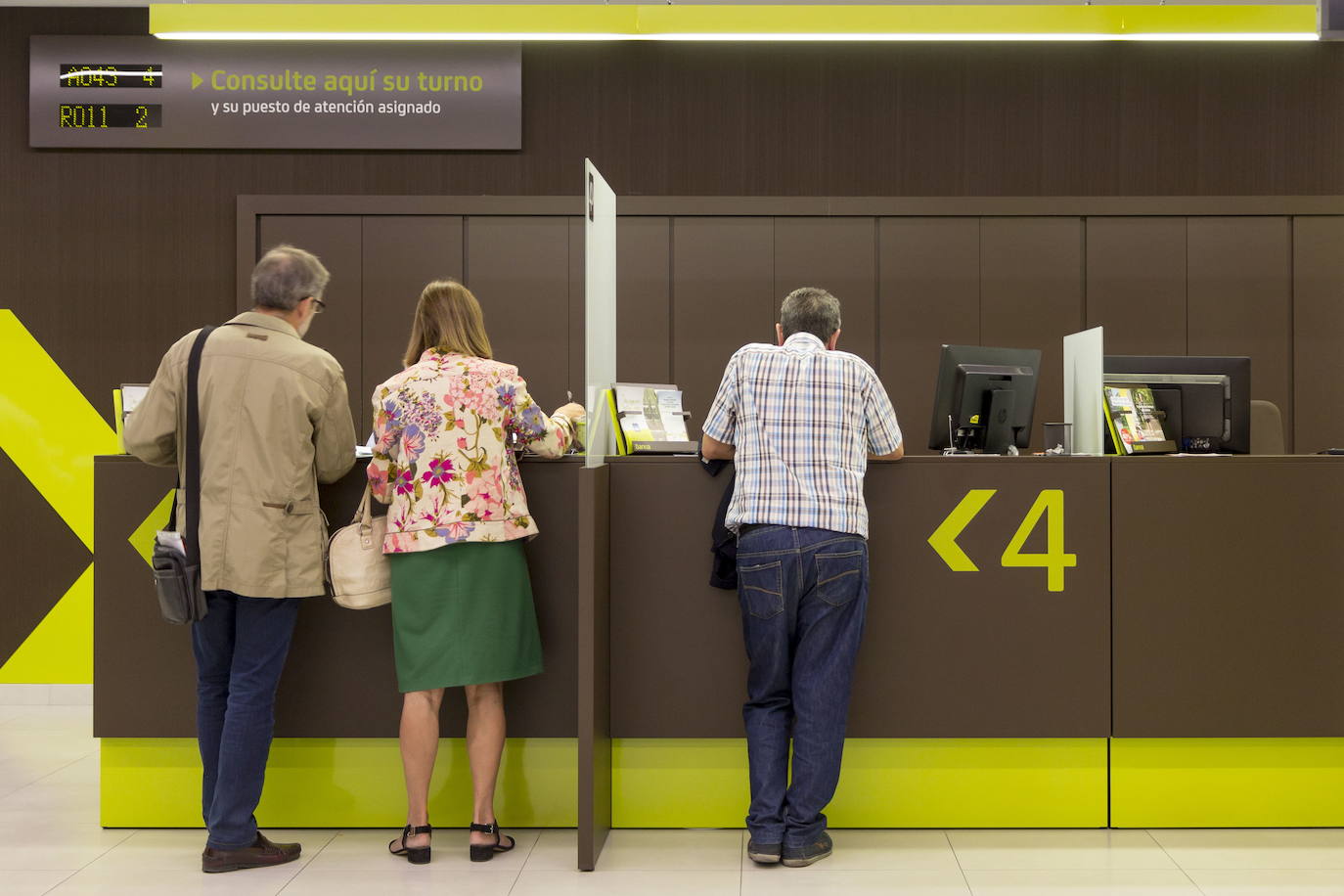 Clientes en una oficina bancaria.