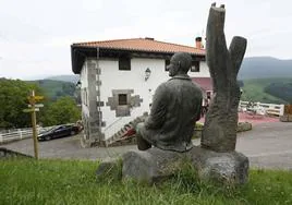 Bajo la mirada de Orixe. La escultura del poeta, autor de 'Los vascos', preside el edificio del Ayuntamiento y el Ostatu.