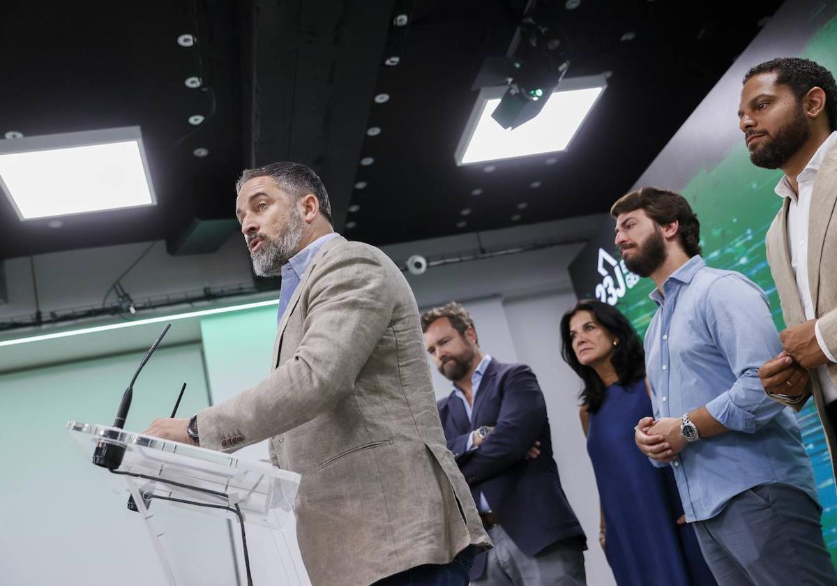 El presidente de Vox, Santiago Abascal, comparece ante los medios de comunicación en su sede de Madrid tras conocerse los resultados electorales.