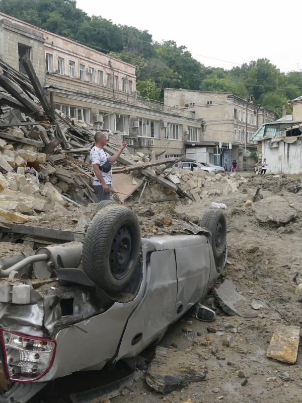 Un cohete cayó en medio de una zona residencial de la ciudad portuaria.