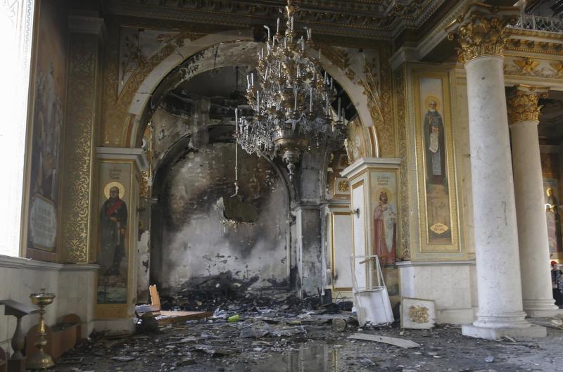 Destrozos en el interior del templo.