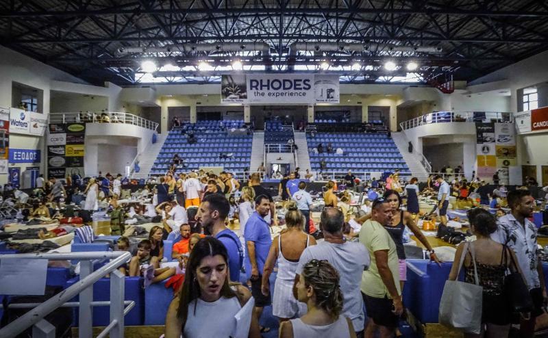 Cientos de turistas permanecen acogidos en un pabellón deportivo en Rodas.