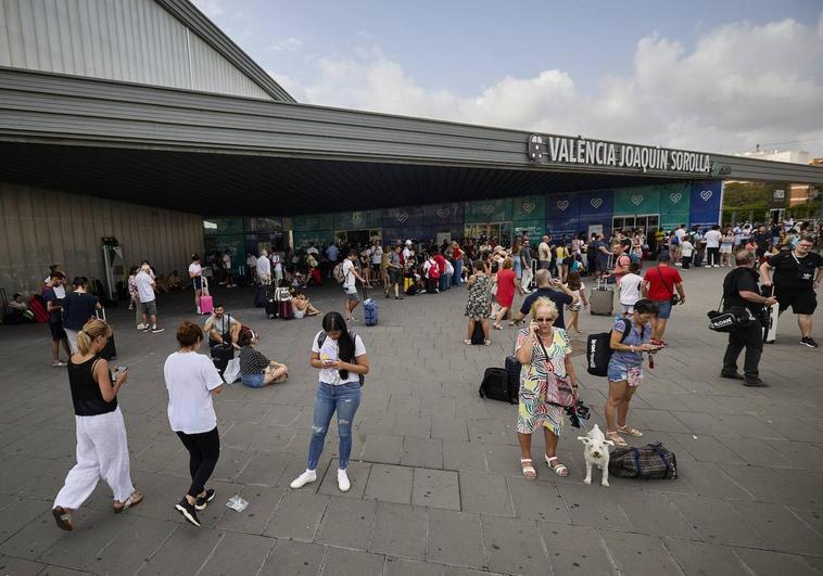 Centenares de viajeros en las afueras de la estación del AVE de Valencia.