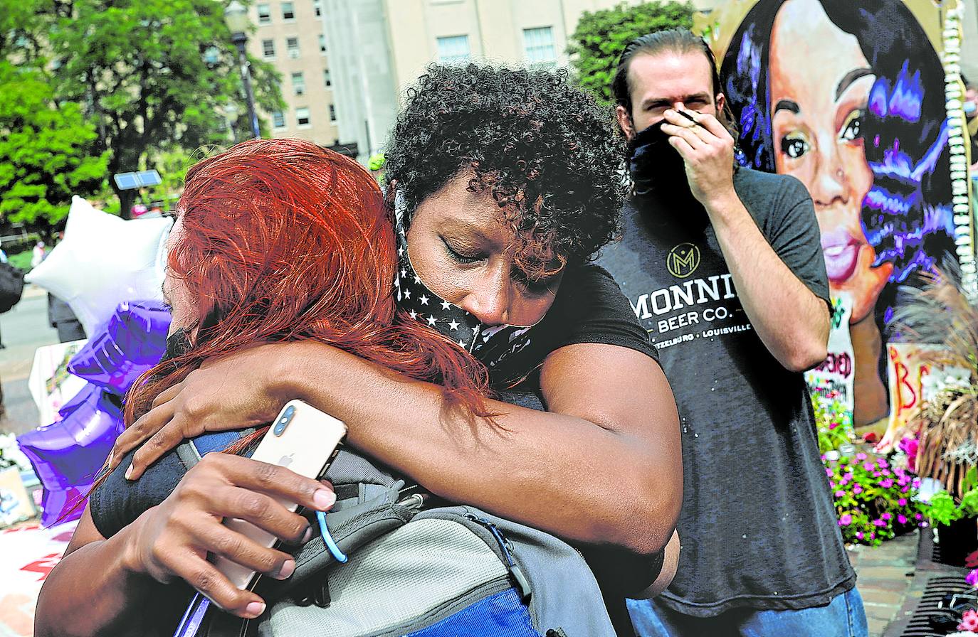 Dos activistas se abrazan tras conocer la imputación de cuatro policías en el asesinato de la afroamericana Breonna Taylor en Louisville en 2020