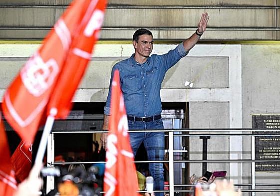 Pedro Sánchez celebra el resultado desde la sede socialista.