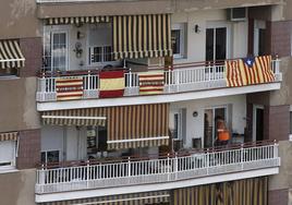 Banderas de Cataluña junto a una española y una estelada, adornan el balcón de un edificio en el centro de Barcelona.