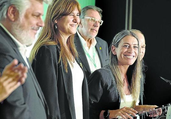 La cabeza de lista de Junts, Miriam Nogueras (c), acompañada de la presidenta del partido, Laura Borràs (i), y el secretario general, Jordi Turull (d).