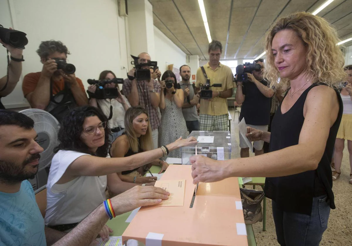 La cabeza de lista del PSC al Congreso por Barcelona, Meritxell Batet, ejerce su derecho al voto.
