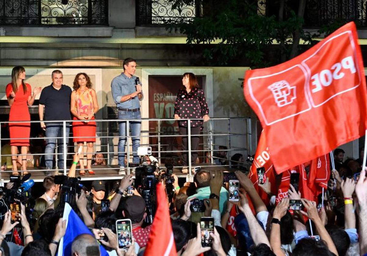 Pedro Sánchez comparece ante los simpatizantes socialistas en la sede de Ferraz.