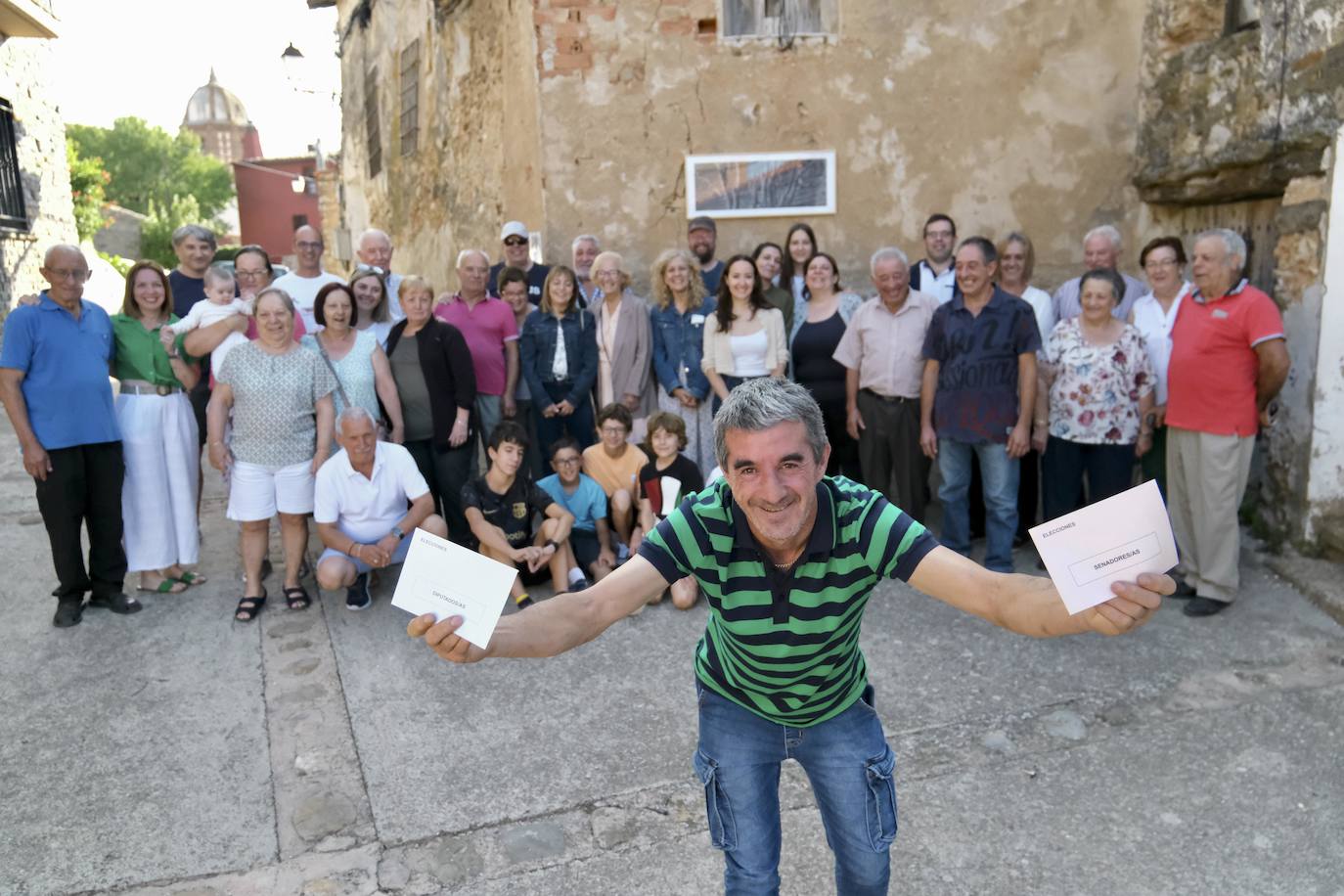 El presidente de la mesa electoral celebra el récord de 26 segundos en las elecciones generales tras votar los siete censados en el pequeño municipio riojano de Villarroya, que han vuelto a ser los primeros en cerrar la urna.