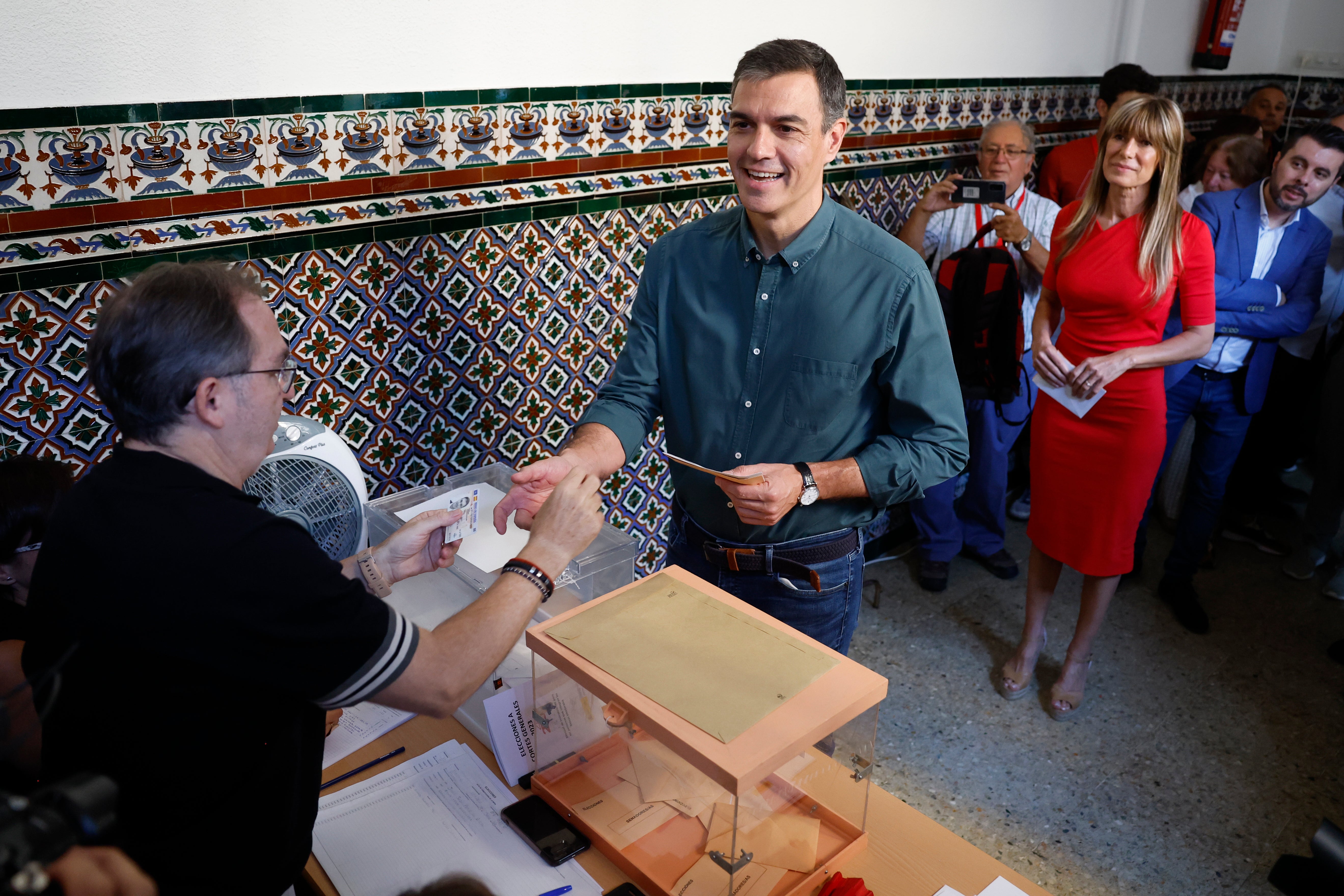 El presidente del Gobierno y secretario general del PSOE, Pedro Sánchez, ha sido muy madrugador y ha acudido junto a su mujer a votar a las 9:05 horas. Lo ha hecho en el Colegio de Nuestra Señora del Buen Consejo de Madrid. A su salida ha señalado que «pide la mayor de las participaciones» y que va a pasar la jornada con su mujer, sus hijas y su familia y «muy pendiente de la participación» . Por último ha reconocido que «tengo buenas vibraciones».