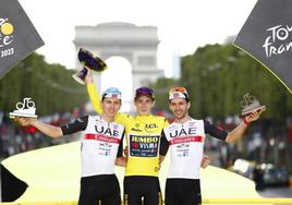 Jonas Vingegaard, junto a Tadej Pogacar y Adam Yates en el podio final del Tour 2023.