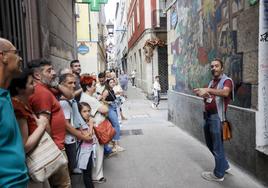 Parada en el cantón J. Etxebarria 'Kamaroi' para admirar el mural de Juan Zarate Ibargoitia. A la derecha, el guía Stephane.