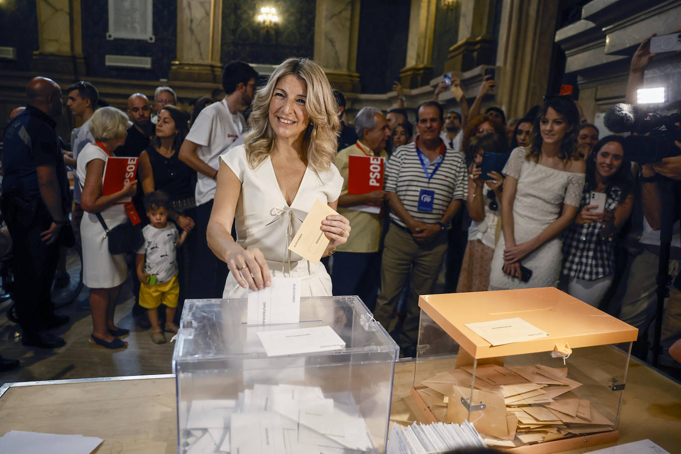 Yolanda Díaz ha votado en Madrid, en el E.T.S.I. Minas y Energía, y se ha mostrado feliz de poder ejercer su derecho al voto. La vicepresidenta segunda del Gobierno y candidata de Sumar, ha hecho un «llamamiento a toda la ciudadanía a que ejerza el derecho al voto» porque «en nuestro país durante muchos años no se ha podido votar». Además, ha deseado que «ojalá levantarnos mañana con más derechos. El derecho al voto no ha caído del cielo. Lo que nos jugamos hoy es mucho. Seguramente para la gente de mi generación son las elecciones más importantes». 