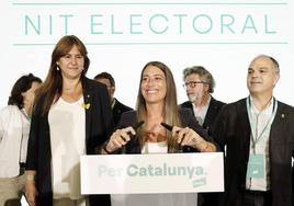 La cabeza de lista de Junts, Miriam Nogueras acompañada de la presidenta del partido, Laura Borràs, y el secretario general, Jordi Turull, tras el 23-j