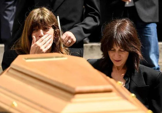 Lou Doillon y Charlotte Gainsbourg, hijas de Jane Birkin, en su funeral en París.