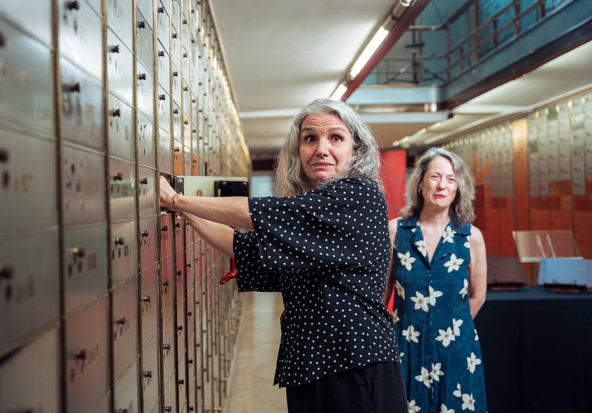 Teresa Álvarez, presidenta de la Fundación Max Aub y nieta del autor, y la escritora Marta Sanz.