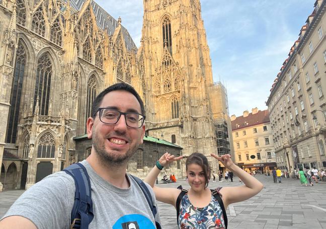 Selfie en la Plaza de San Esteban con la catedral de fondo después del recorrido por el centro de la ciudad y antes de ir al Prater.