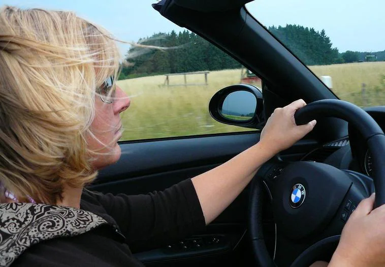 Mujer conduciendo